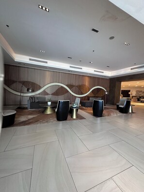 Coin salon dans le hall