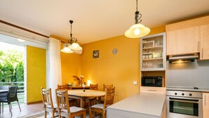 Frigorifero, microonde, forno, pentole/stoviglie/utensili