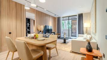 One-bedroom Apartment 1 with Tub | 房內夾萬、書桌、手提電腦工作空間、熨斗/熨衫板
