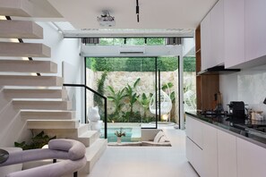 Caja de seguridad en la habitación y escritorio 
