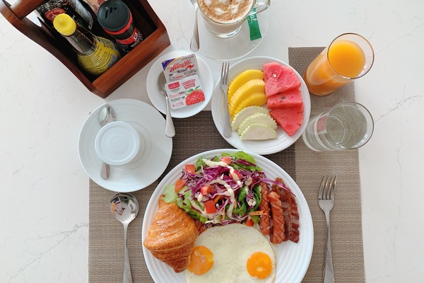 Desayuno con opciones de la cocina local todos los días (con cargo)
