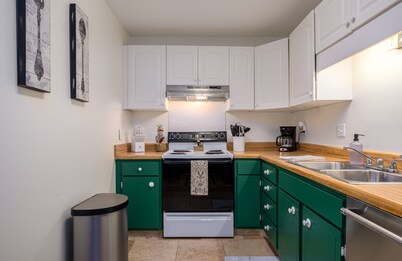 Cozy 2-bedroom condo in the heart of Homewood/Vestavia, minutes from Samford/UAB