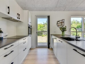 Kühlschrank, Mikrowelle, Ofen, Geschirrspüler