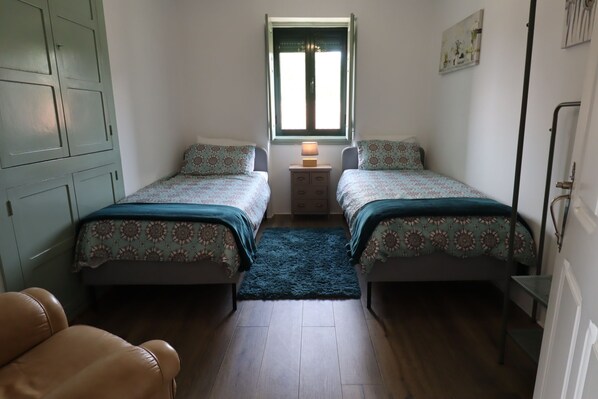 2 bedrooms, iron/ironing board, travel cot, free WiFi