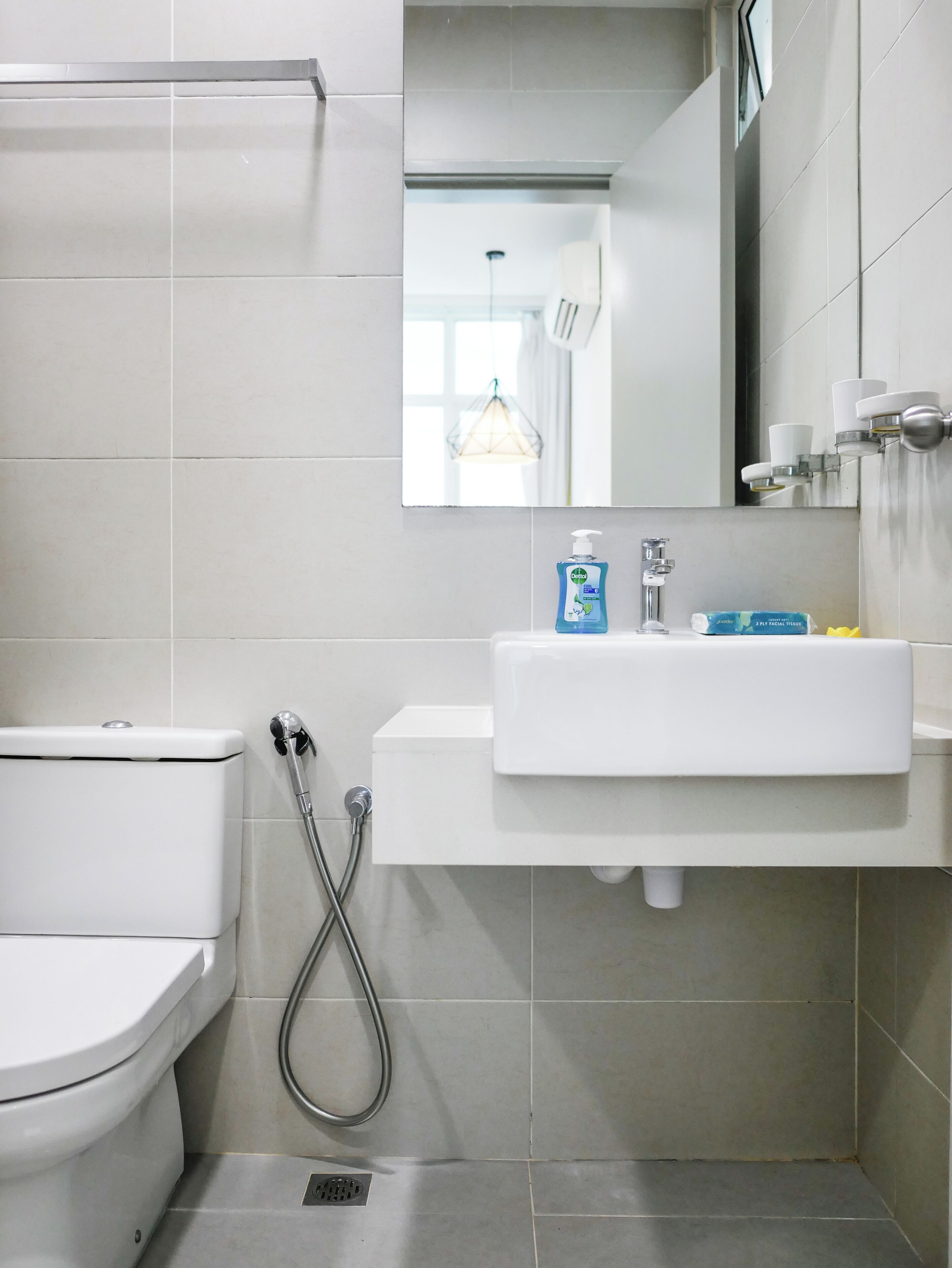 Un bagno moderno con il water, lavandino e doccia.