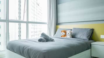 Een moderne slaapkamer met een groot raam, een opgemaakt bed en twee zachte knuffels op de kussens.