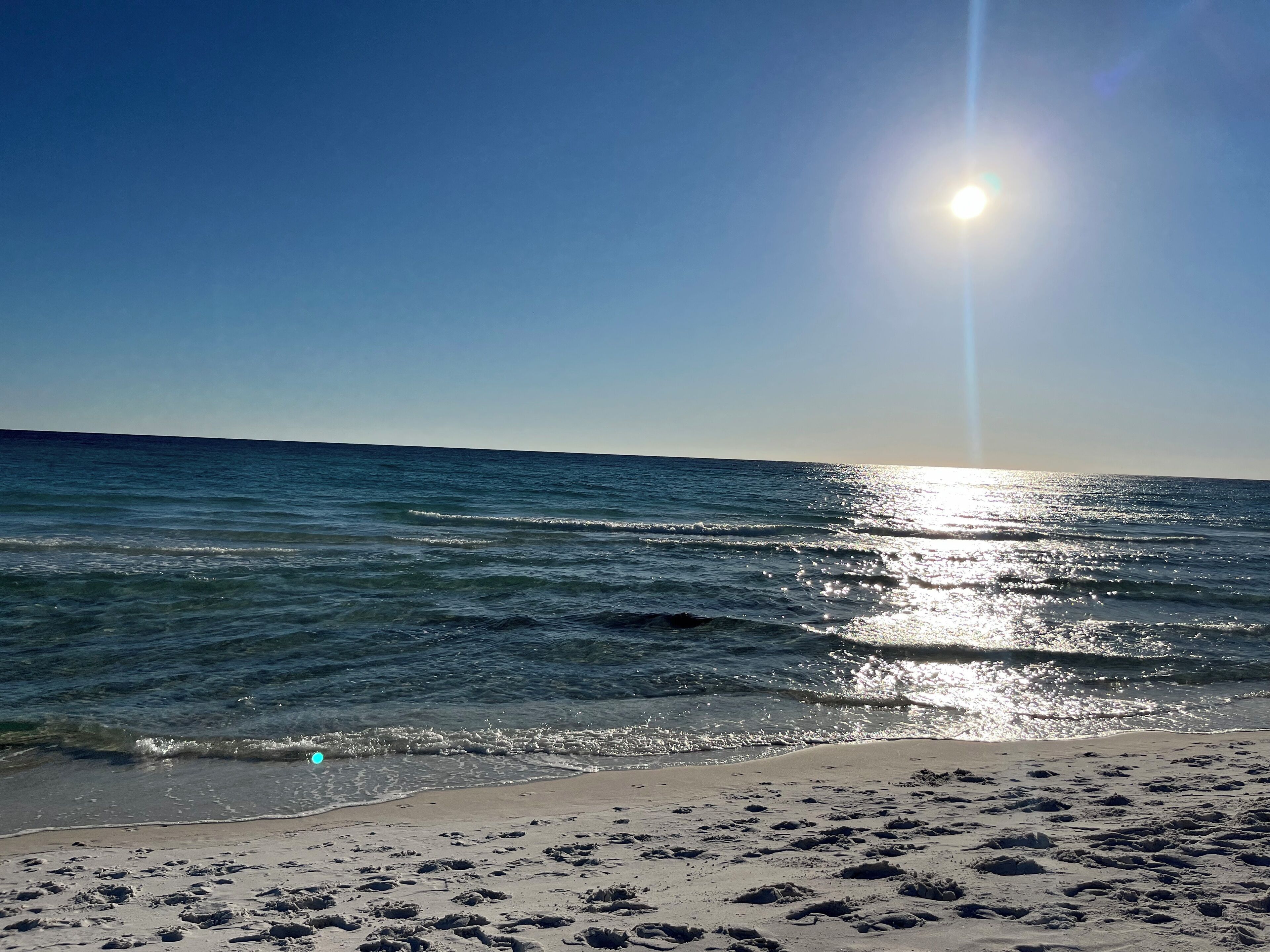 På stranden, solsenger og strandhåndklær