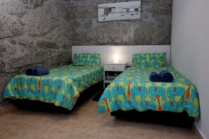 2 chambres, bureau, fer et planche à repasser, lit parapluie