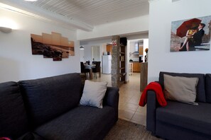 Smart TV, DVD player, pebolim, livros