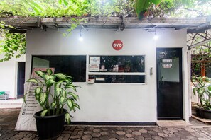 Ein Gebäude mit einem Schild, auf dem "OYO" steht, und einem "Nur für Mitarbeiter"-Schild an der Tür.