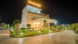Un moderno edificio de resort con un letrero llamativo que dice "RDRESORT".