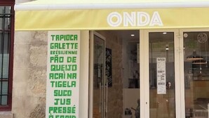 Ein Schaufenster mit einer gelben Markise, auf der 