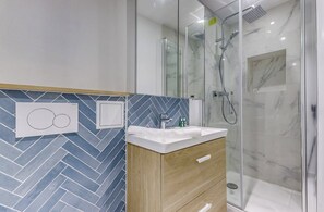 Dusche, Haartrockner, Handtücher