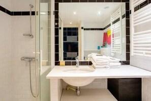 Ducha, secador de pelo, toallas