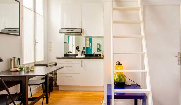 Refrigerador, microondas, cafetera/tetera, tostadora