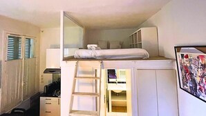 A compact room with a bunk bed, a desk, and a wardrobe. - Hidden beauty - low cost -courtyard -Best location (Paris)