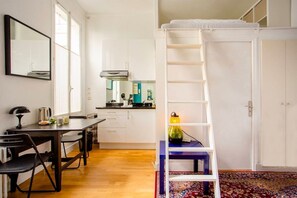 Refrigerador, microondas, cafetera/tetera, tostadora