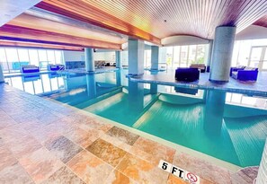 Una piscina cubierta, una piscina climatizada