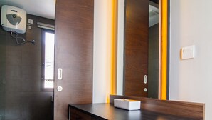 A modern bathroom with a wooden vanity, bench, and a large mirror. - De Kunyit Villa (Tabanan)