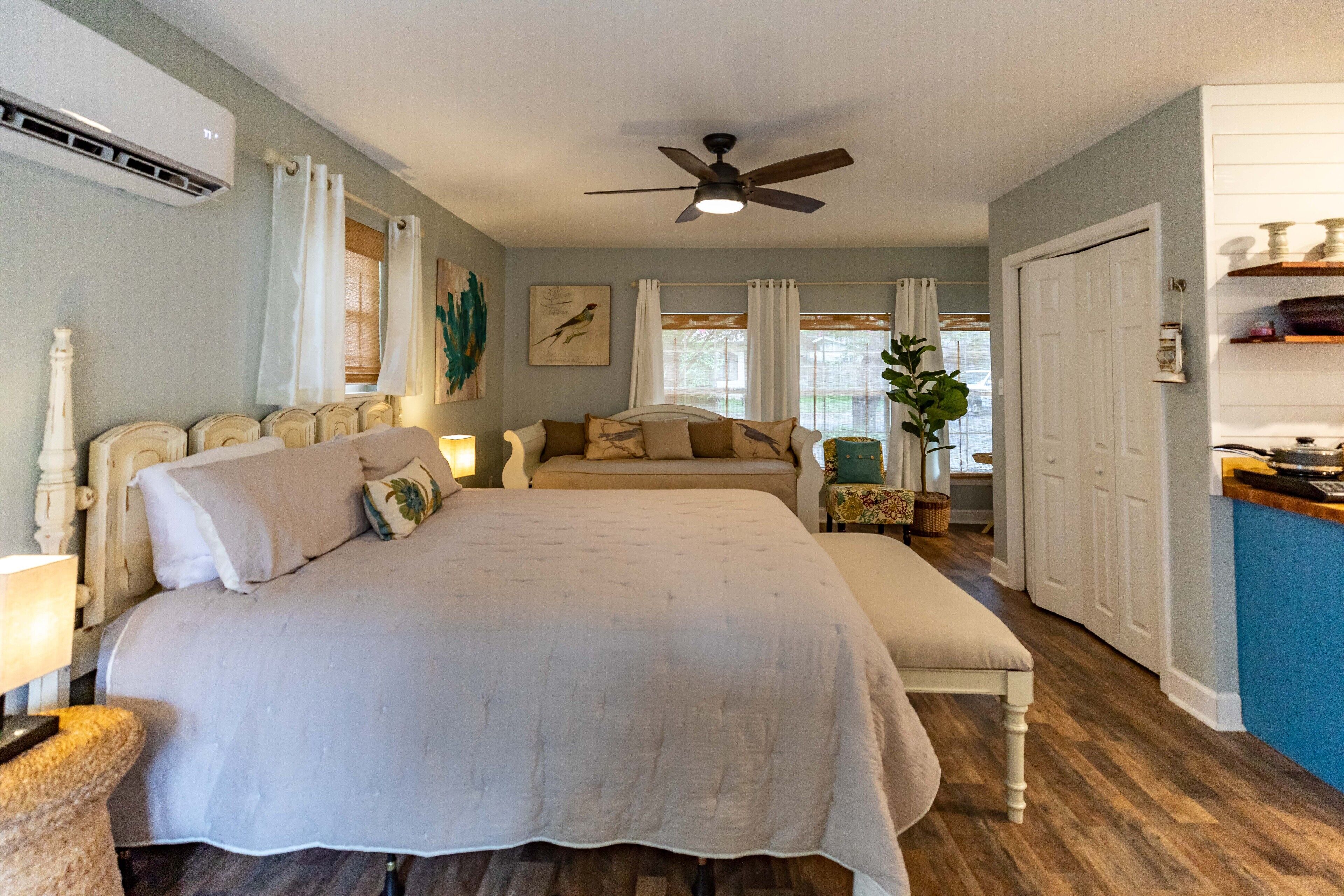 4 sovrum, skrivbord, strykjärn/strykbräda och resesäng