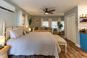 4 bedrooms, desk, iron/ironing board, travel cot - NEW RiverFront Home Guadalupe downtown 4BR/3BA-Sleeps 12, Kayaks, Floats Fishing (Kerrville)