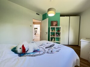 4 quartos, Wi-Fi de cortesia, roupa de cama