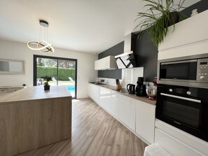 Kylskåp, mikrovågsugn, ugn och diskmaskin