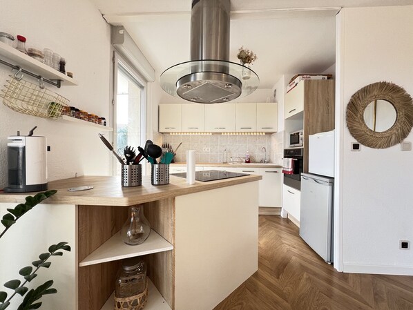 Fridge, microwave, oven, stovetop