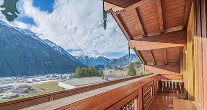 Wohnung mit Balkon in der Nähe eines Schwimmbads
