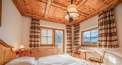 Flat with terrace near the swimming pool