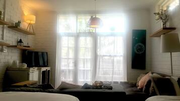 2 slaapkamers, een bureau, een strijkplank/strijkijzer, gratis wifi