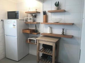 Réfrigérateur, micro-ondes, plaque de cuisson, cafetière/bouilloire