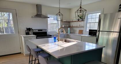 Cozy home w/ a touch of modern. 4 mins from MTSU!