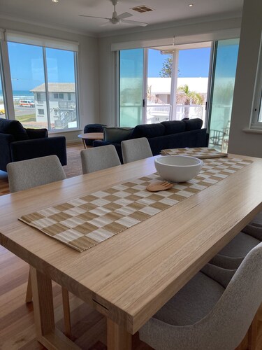 Spacious family house less than 1min walk to Middleton's favourite Surfers Beach