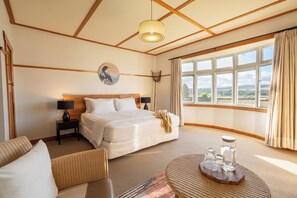 Phòng Cao cấp, 1 giường cỡ king, quang cảnh hồ | Bộ đồ giường cao cấp, màn/rèm cản sáng