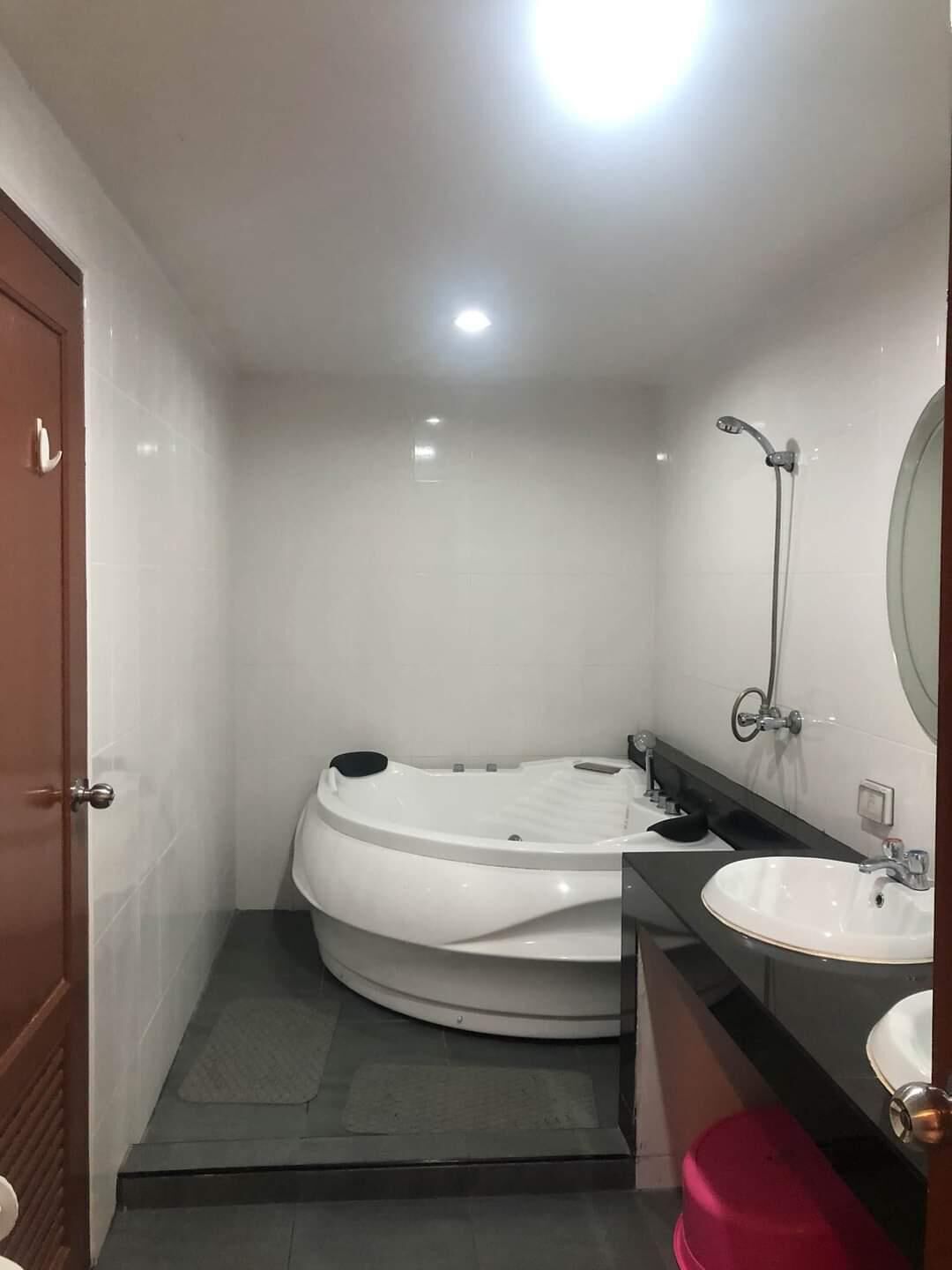 Haartrockner, Handtücher, Seife, Toilettenpapier