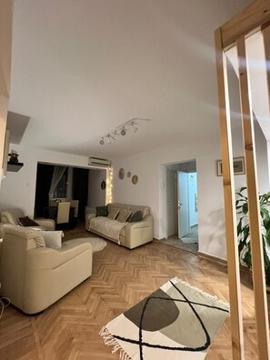 Smart-TV, bordtennis, bøker og filmbibliotek