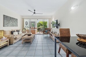 Smart TV - 1 Bedroom Apartment in Alassio Palm Cove (Cairns)