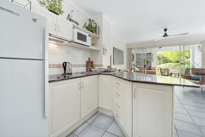 Fridge, microwave, stovetop, coffee/tea maker - 1 Bedroom Apartment in Alassio Palm Cove (Cairns)