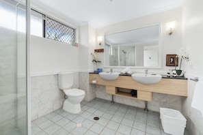 Hair dryer, towels - 1 Bedroom Apartment in Alassio Palm Cove (Cairns)