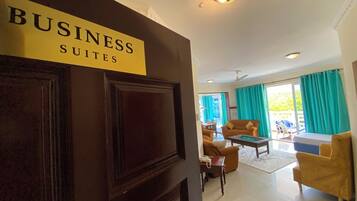 Apartamento elite | Área de estar | Smart TV 24 polegadas com canais digitais