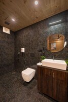 Quarto casal luxo | Banheiro | Secador de cabelo, chinelos