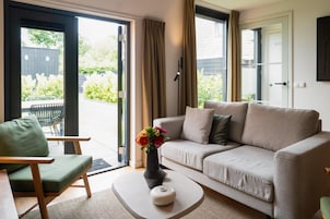 Classic Apartment, 2 Bedrooms, Garden View | Interior