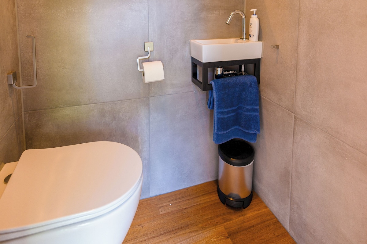 Comfort Apart Daire, 2 Yatak Odası, Bahçe Manzaralı | Banyo | Duş, havlu, tuvalet kâğıdı