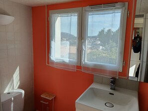 Shower, hair dryer, towels, soap - Villa 3 Chambres + 2 Studios Piscine spa vue mer 5'cassis 10'calanques (Carnoux-en-Provence)