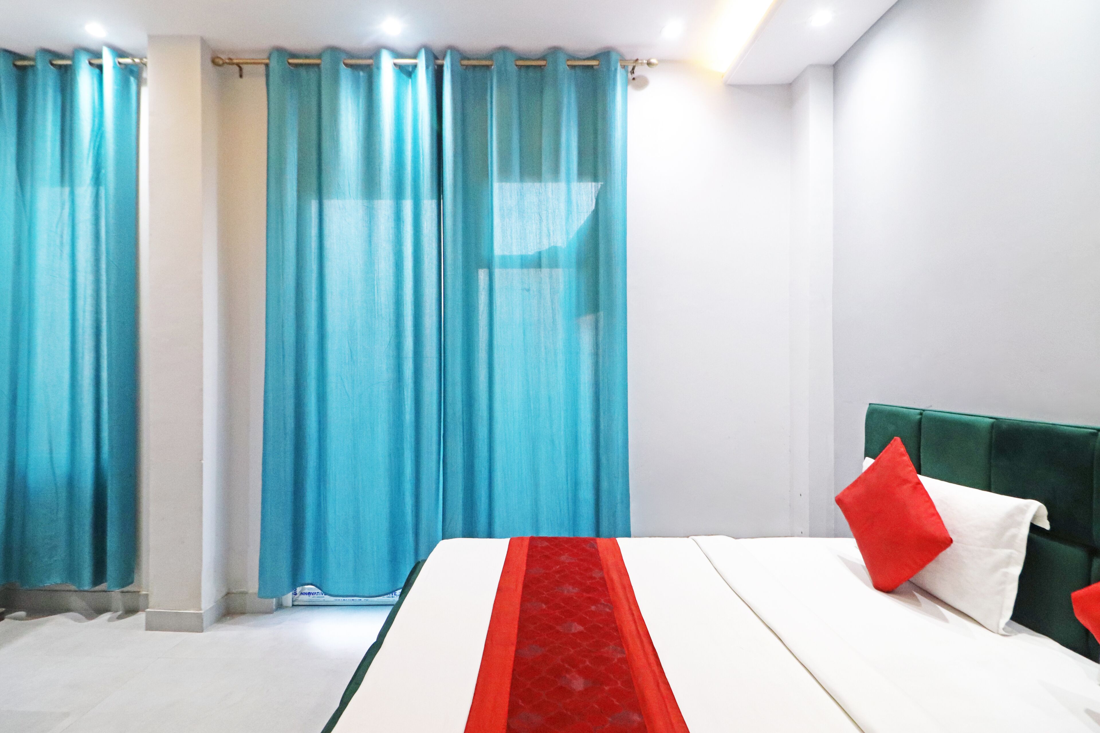 Premium bedding, down comforters, free minibar, desk
