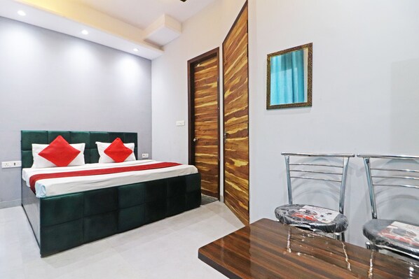 Phòng đôi Deluxe | Bộ đồ giường cao cấp, chăn bông, minibar với thức uống miễn phí, bàn