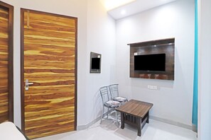 Phòng đôi Deluxe | Bộ đồ giường cao cấp, chăn bông, minibar với thức uống miễn phí, bàn