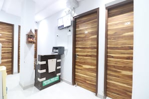 Phòng đôi Deluxe | Bộ đồ giường cao cấp, chăn bông, minibar với thức uống miễn phí, bàn