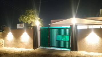 Vista frontal de la propiedad